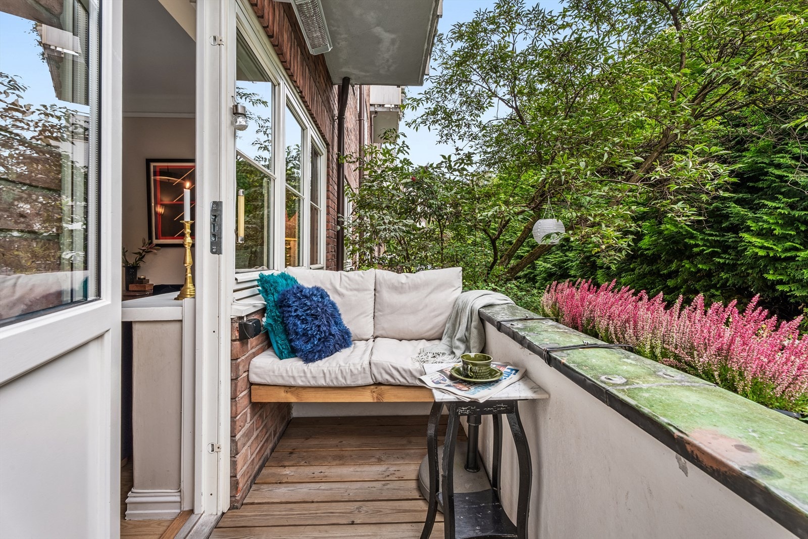 Særdeles koselig sitteplass med privat og skjermet utsyn Galleribilde