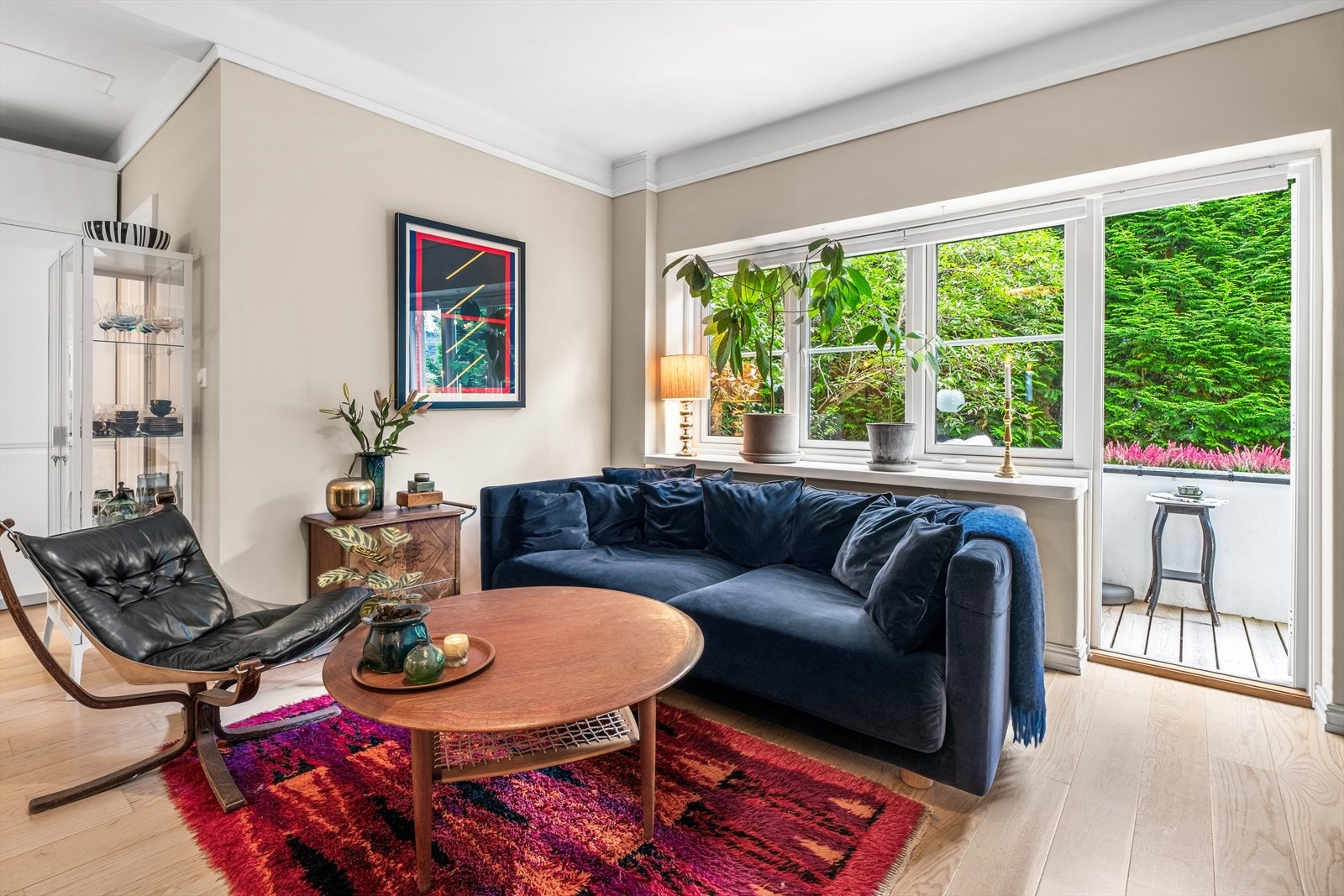 Fra stuen er det direkte utgang til veranda og hage Galleribilde