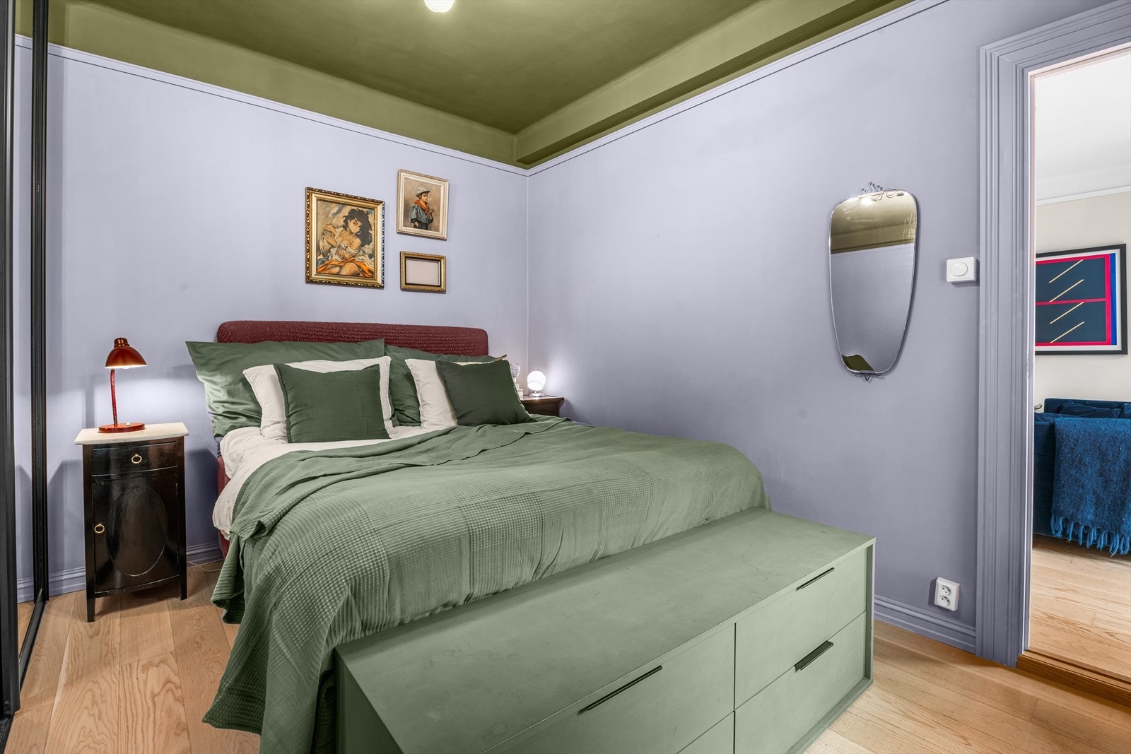 God plass til stor dobbeltseng, nattbord m.m. Galleribilde