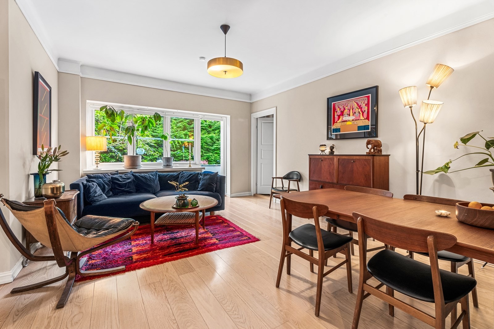 God plass til stor sofagruppe, spisestue m.m. Legg merke til utsikten! Galleribilde