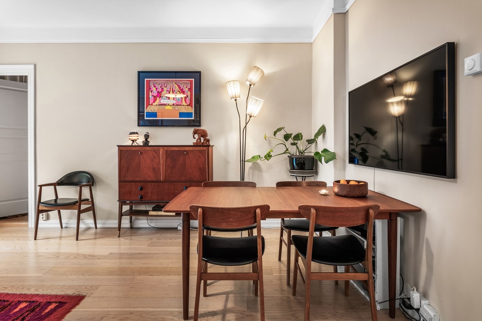 God plass til stor spisebord og mange gjester Galleribilde