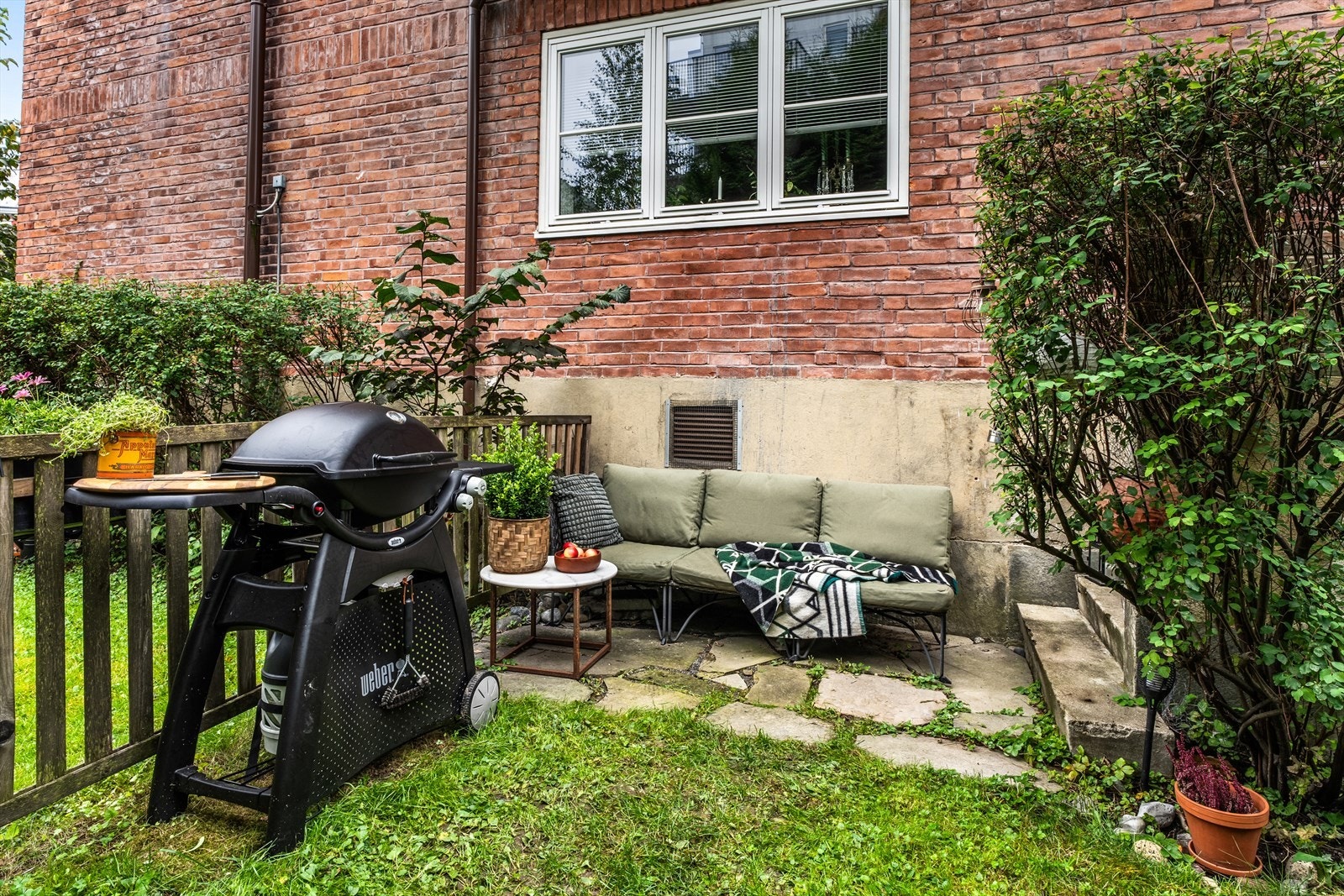 Hyggelig sofakrok og terrassehjørne med skiferheller Galleribilde