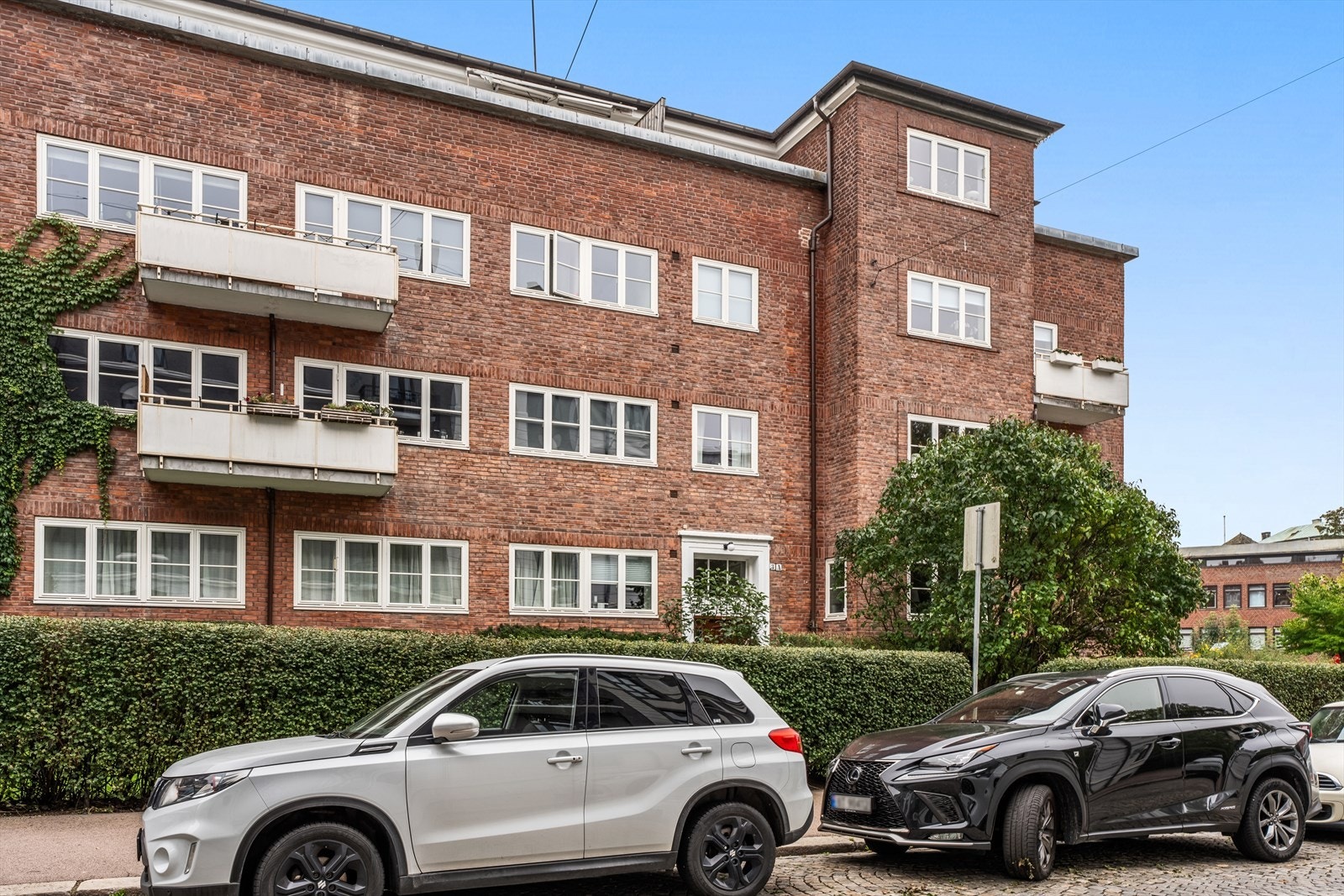 Fasade mot hyggelig brostensbelagt gate Galleribilde