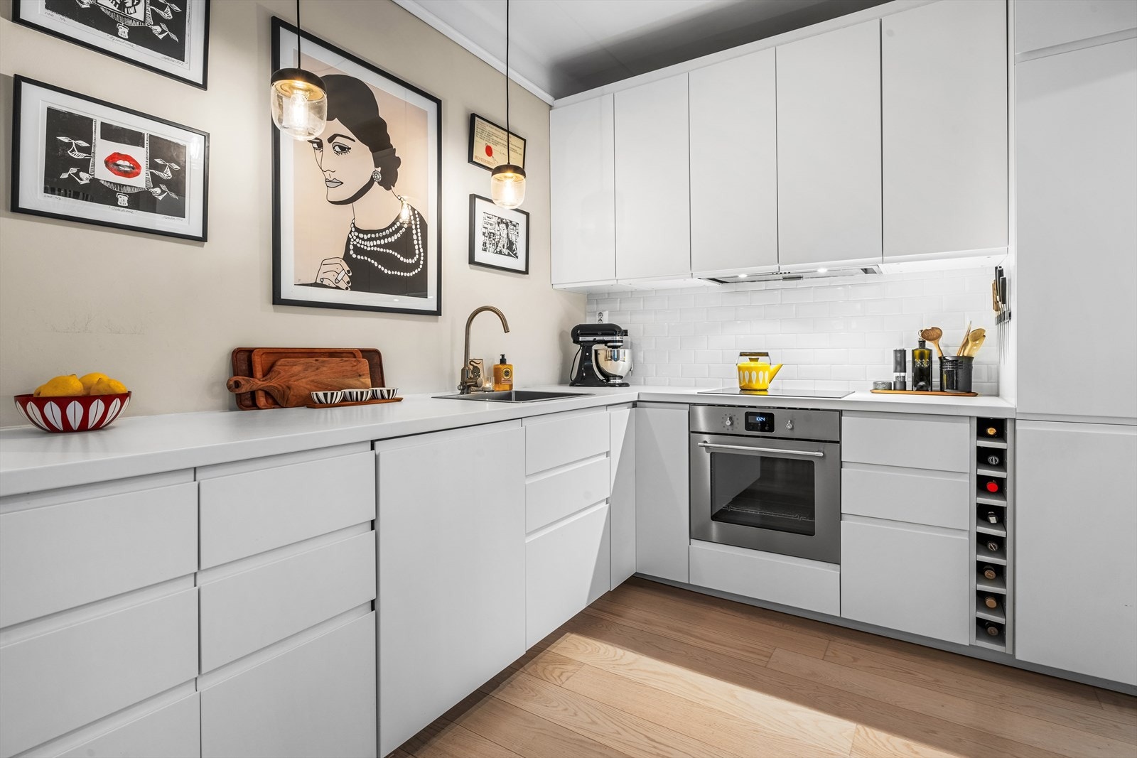 Delikat og meget pen kjøkkeinnredning med hvite fronter og fullintegrerte hvitevarer Galleribilde