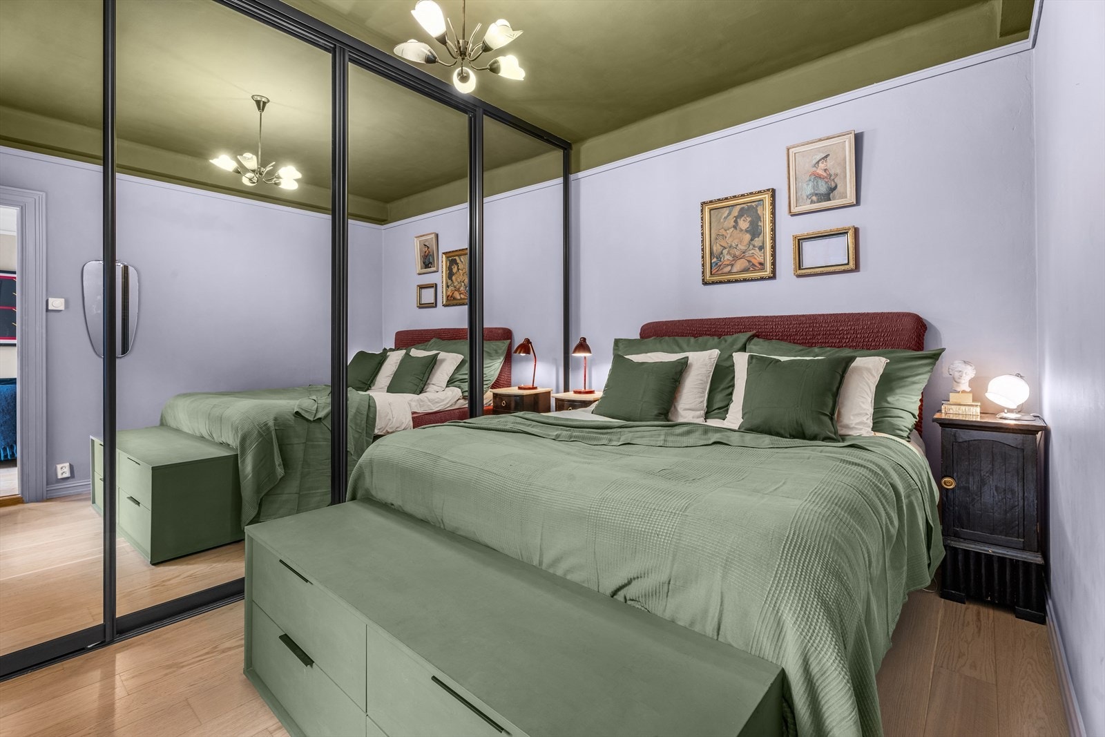 Stort hovedsoverom med stor skyvedørsgarderobe Galleribilde