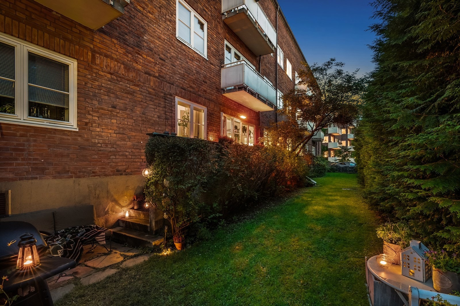 Leiligheten har solrik terrasse og direkte adkomst til hage Galleribilde