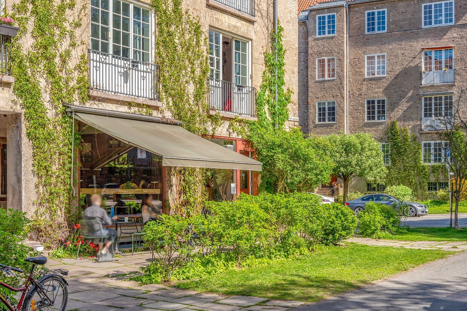 Havens Kafe er 1 min spasertur unna. I samme område finnes også Havens kolonial og en koselig park med fontene Galleribilde