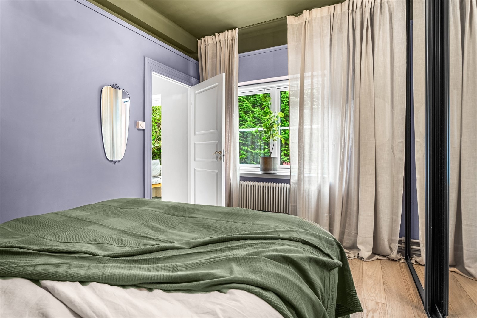 Begge rommene vender mot rolig og skjermet hage Galleribilde