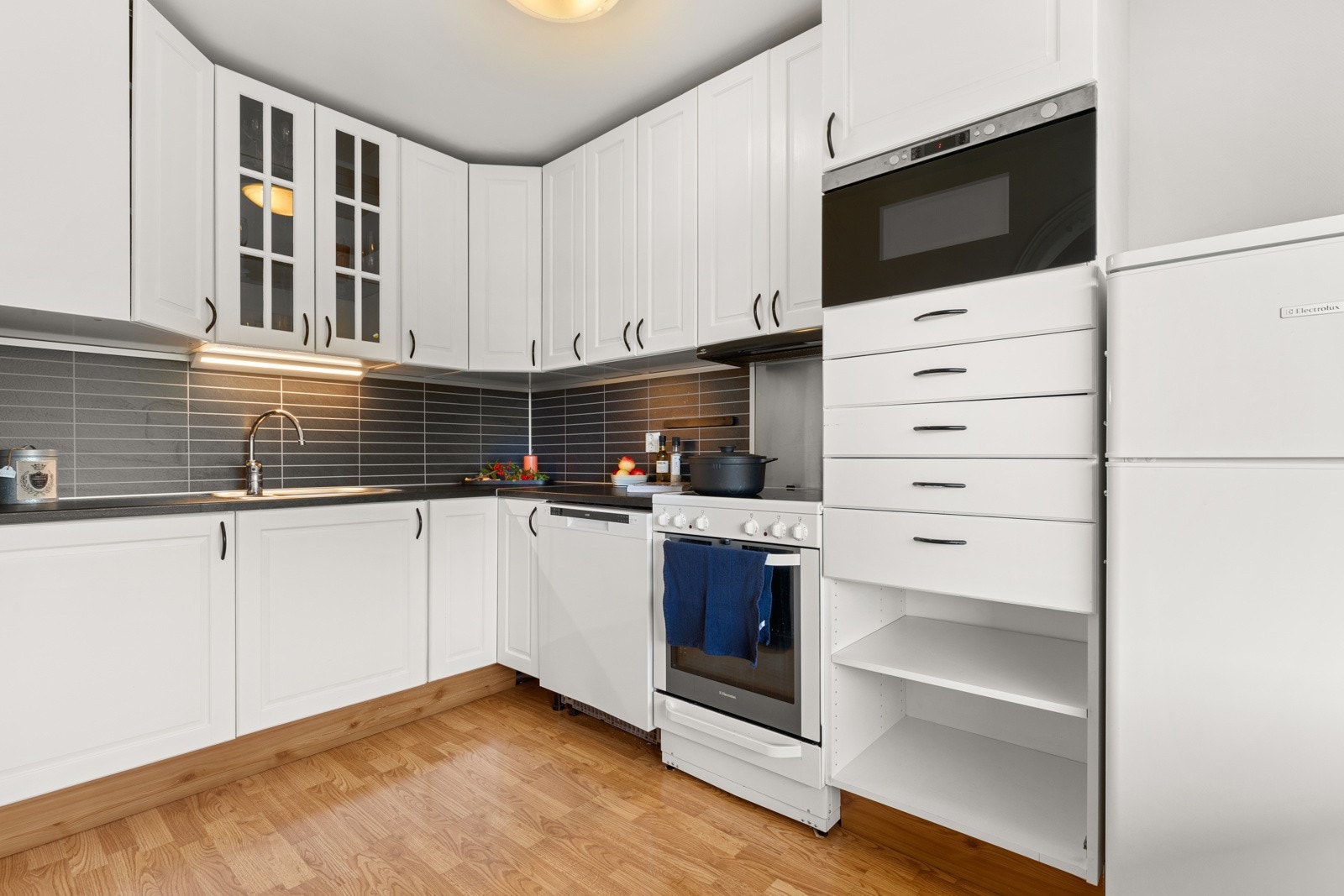 Ikea kjøkkeninnredning med profilerte fronter og laminat benkeplater. Galleribilde