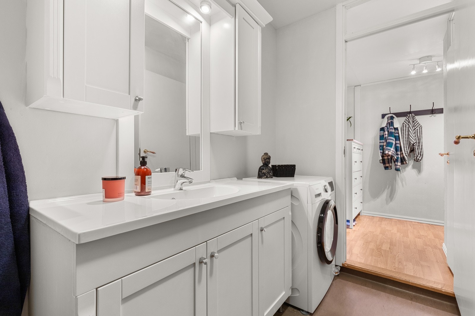 Badet er fra byggeår og er utstyrt med dusjkabinett, servant med skap, speil med lys og opplegg til vaskemaskin. Galleribilde
