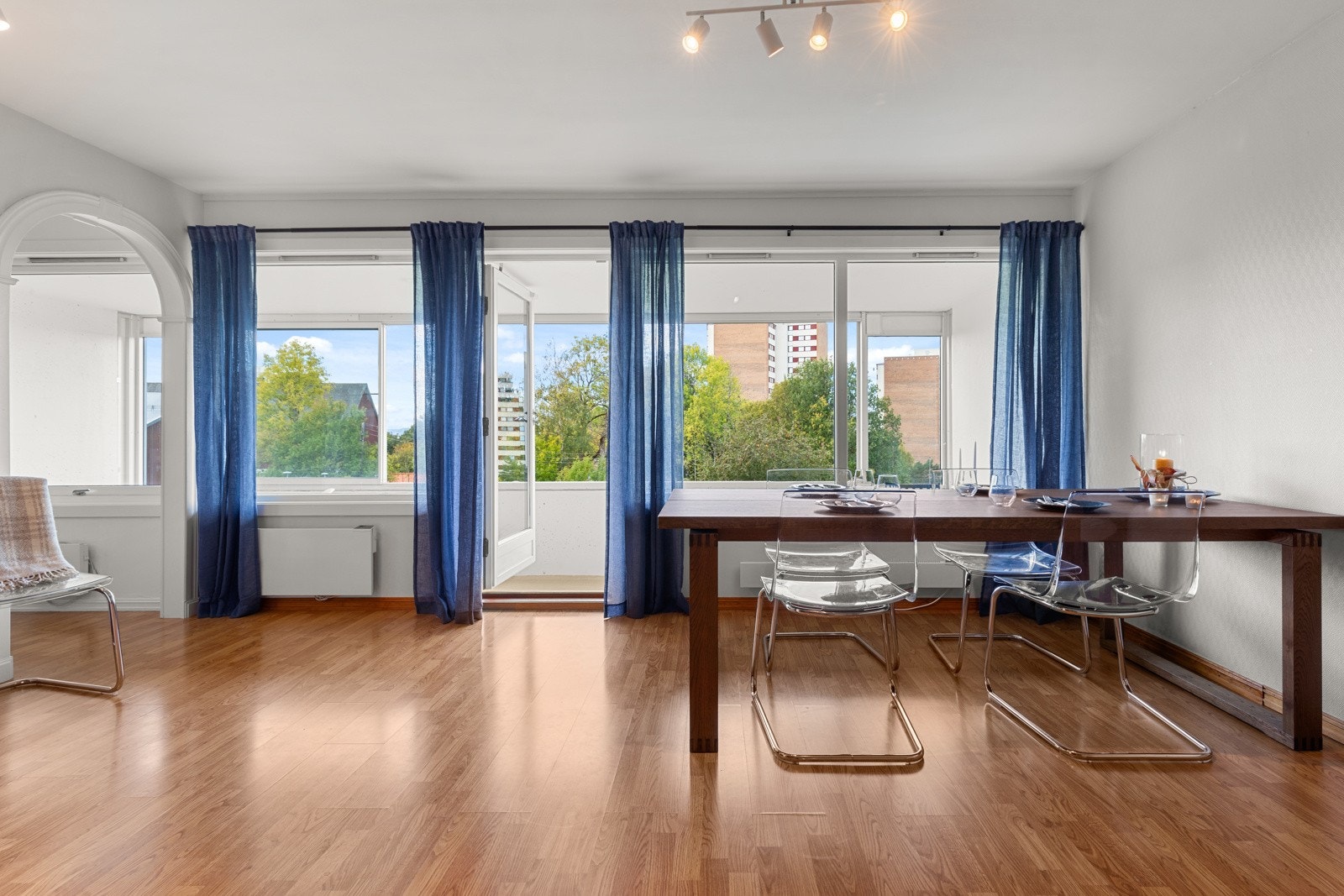 Romslig stuedel med plass til sofa, sofabord, mediemøblement og spiseseksjon. Galleribilde