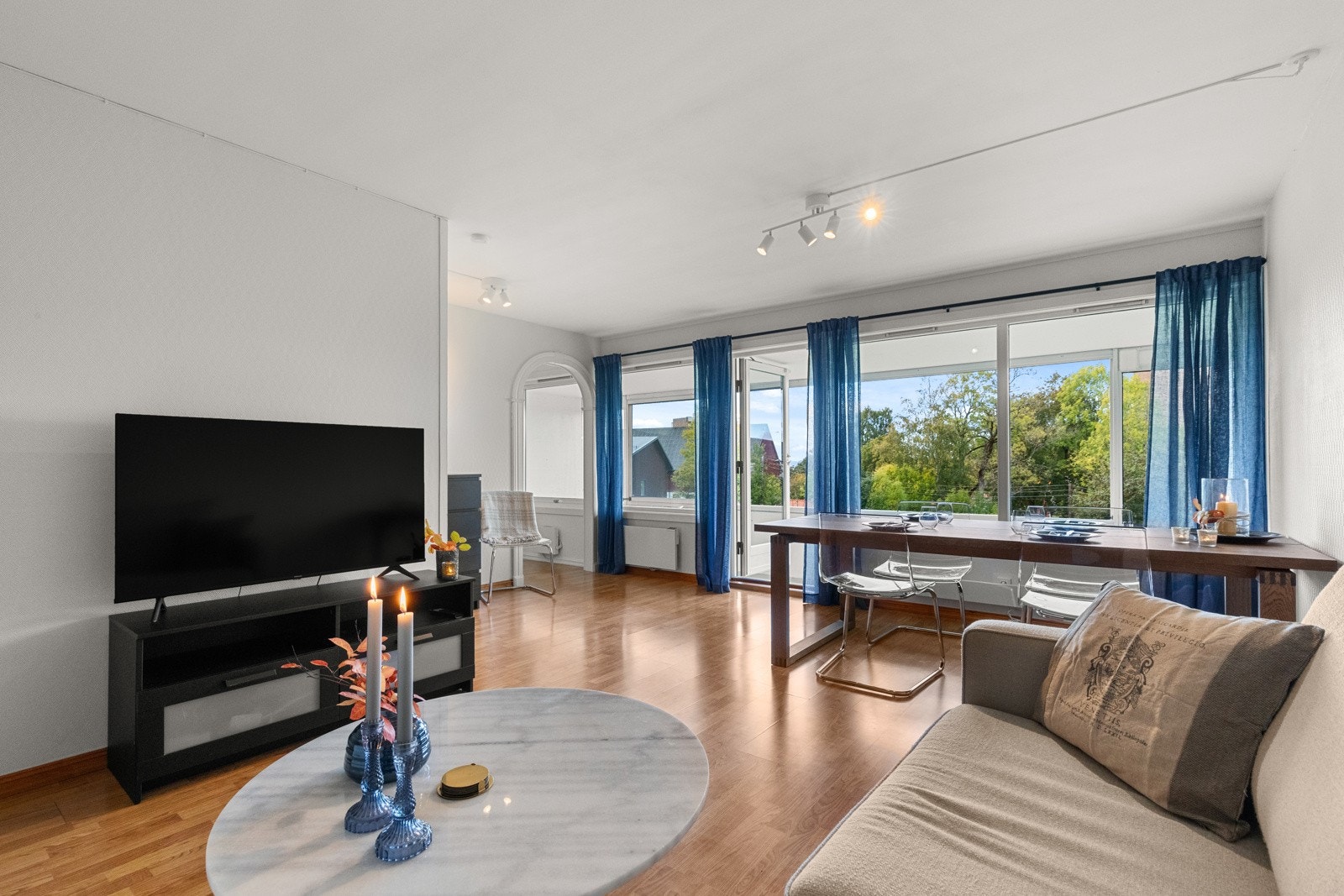 Velkommen til Dr. Dedichens vei 66 - Stor (52 m² BRA-i) og tiltalende 1-roms med flott utsikt! Galleribilde
