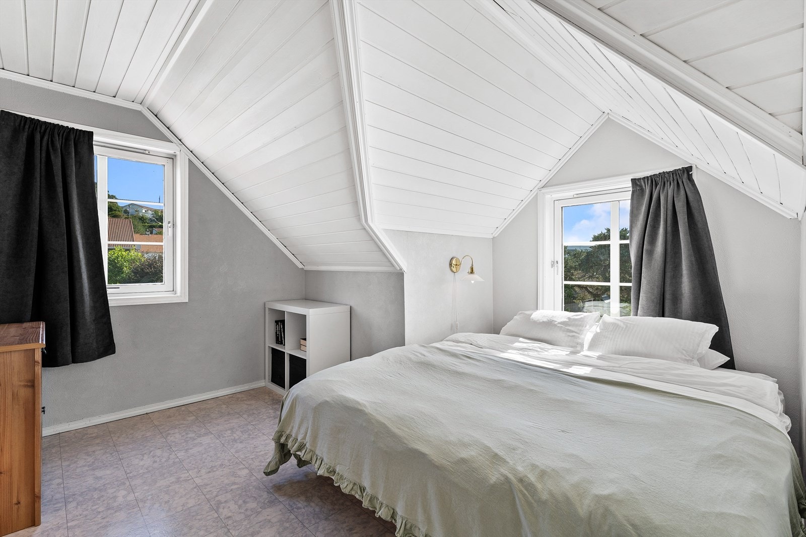 Soverommet nr 2 er av god størrelse, med plass til ønsket soveromsmøblement. Galleribilde