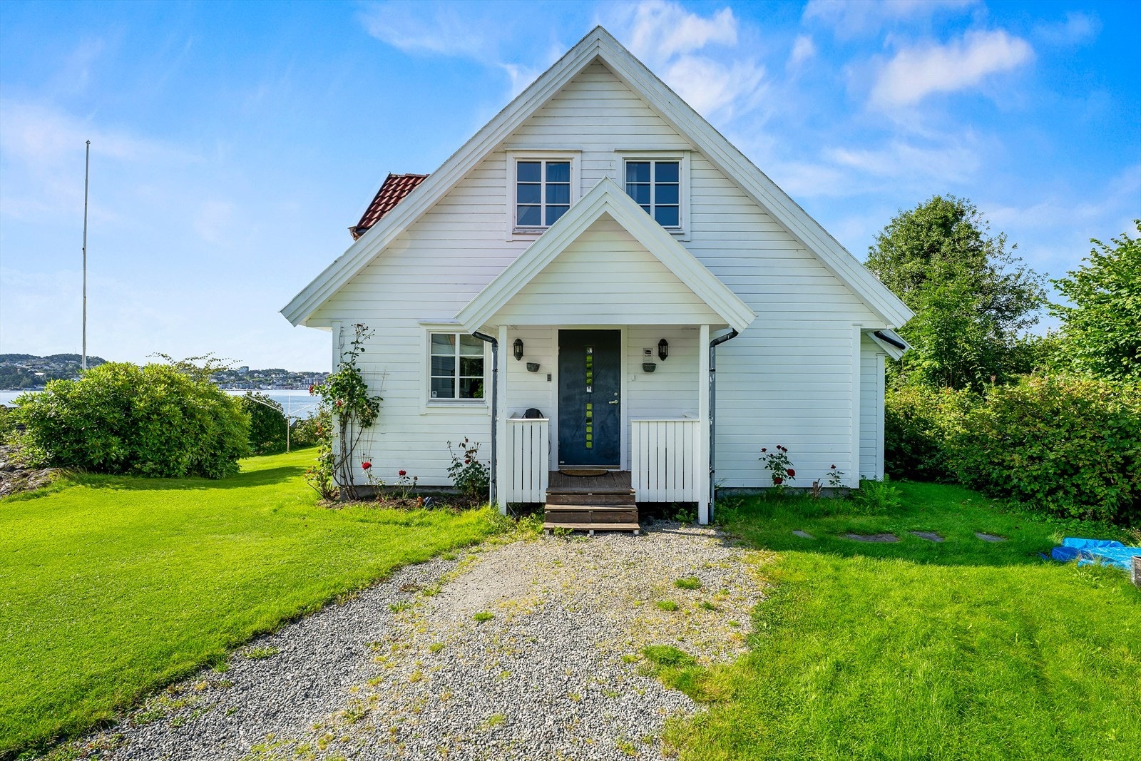 Man ankommer boligen via et pent opparbeidet inngangsparti. Velkommen inn!. Galleribilde