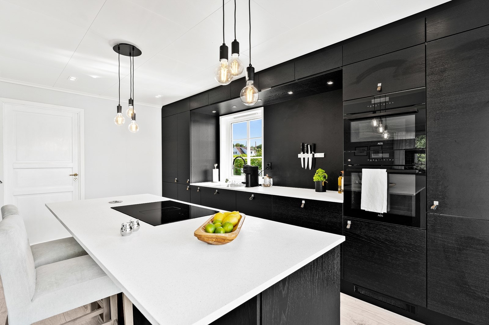 En praktisk halvøy gir ekstra benkeflater å utfolde seg på. Galleribilde