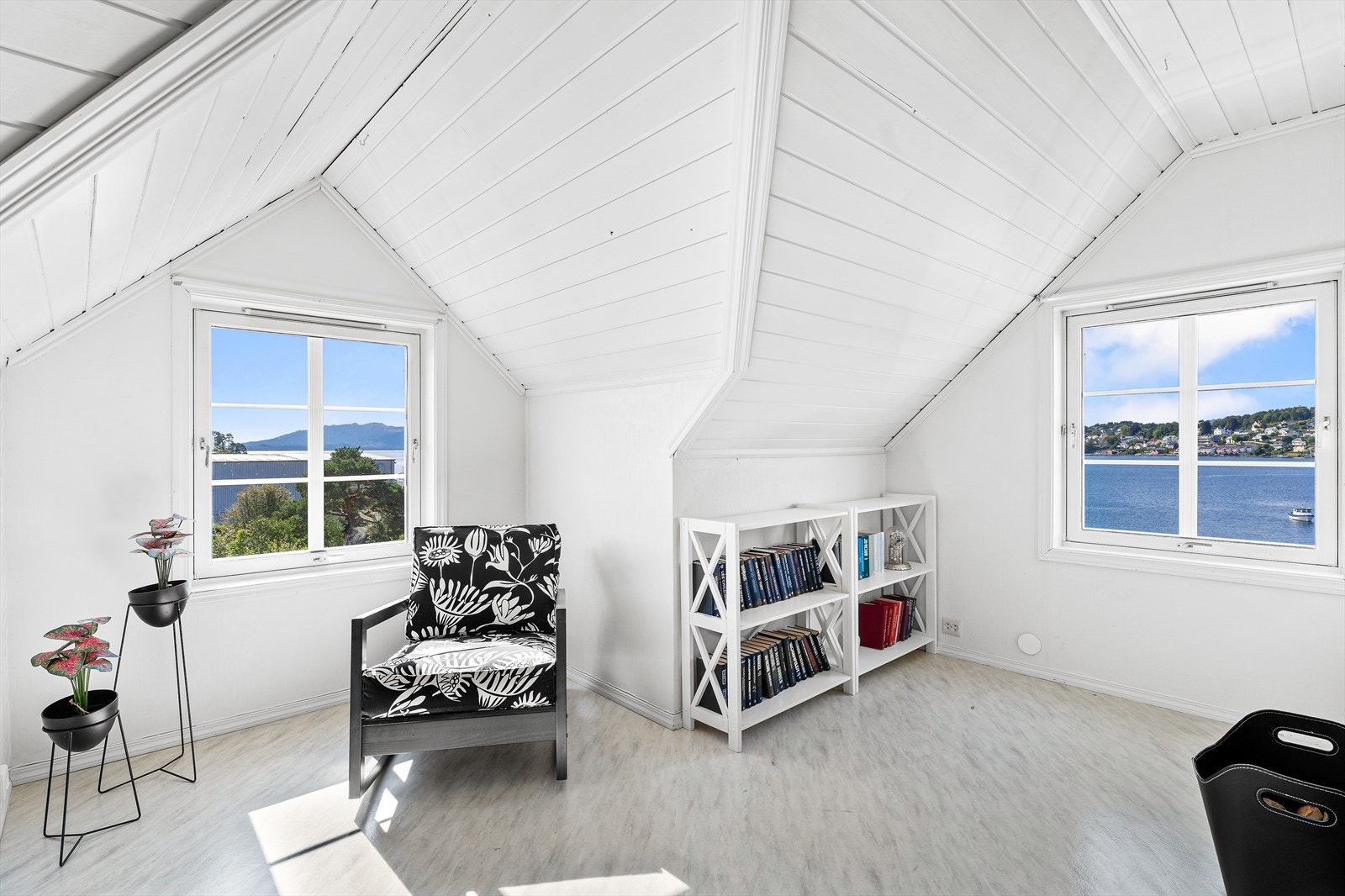 Store vindusflater sørger for godt med dagslys og hjelper til med å gjøre dette til et trivelig oppholdsrom. Galleribilde