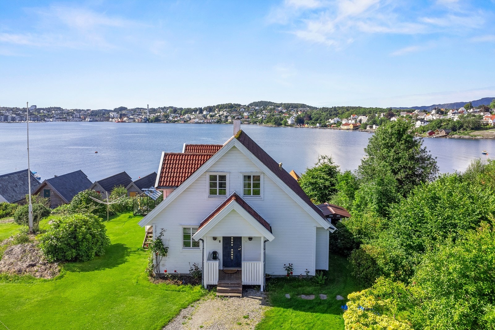 Flott enebolig over to plan med barnevennlig beliggenhet i nydelige omgivelser. Galleribilde