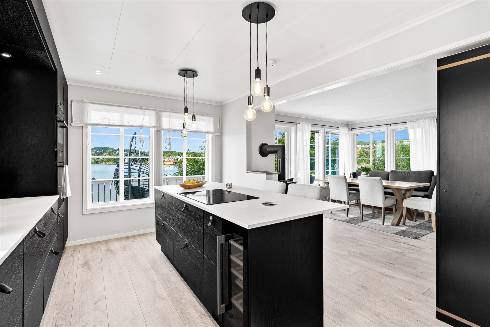 Store vindusflater og nydelig utsikt. Galleribilde