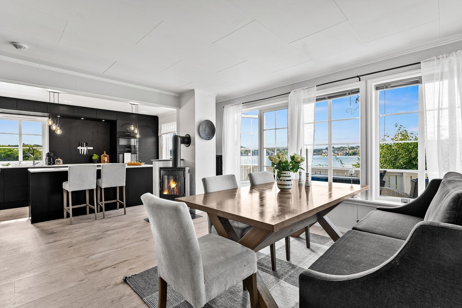 Åpen løsning mellom stue og kjøkken gir et sosialt og hyggelig oppholdsrom. Galleribilde