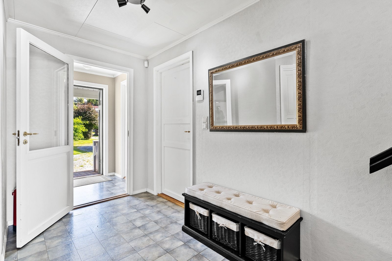 Entréen er lys og gir et godt førsteinntrykk av boligen. Galleribilde