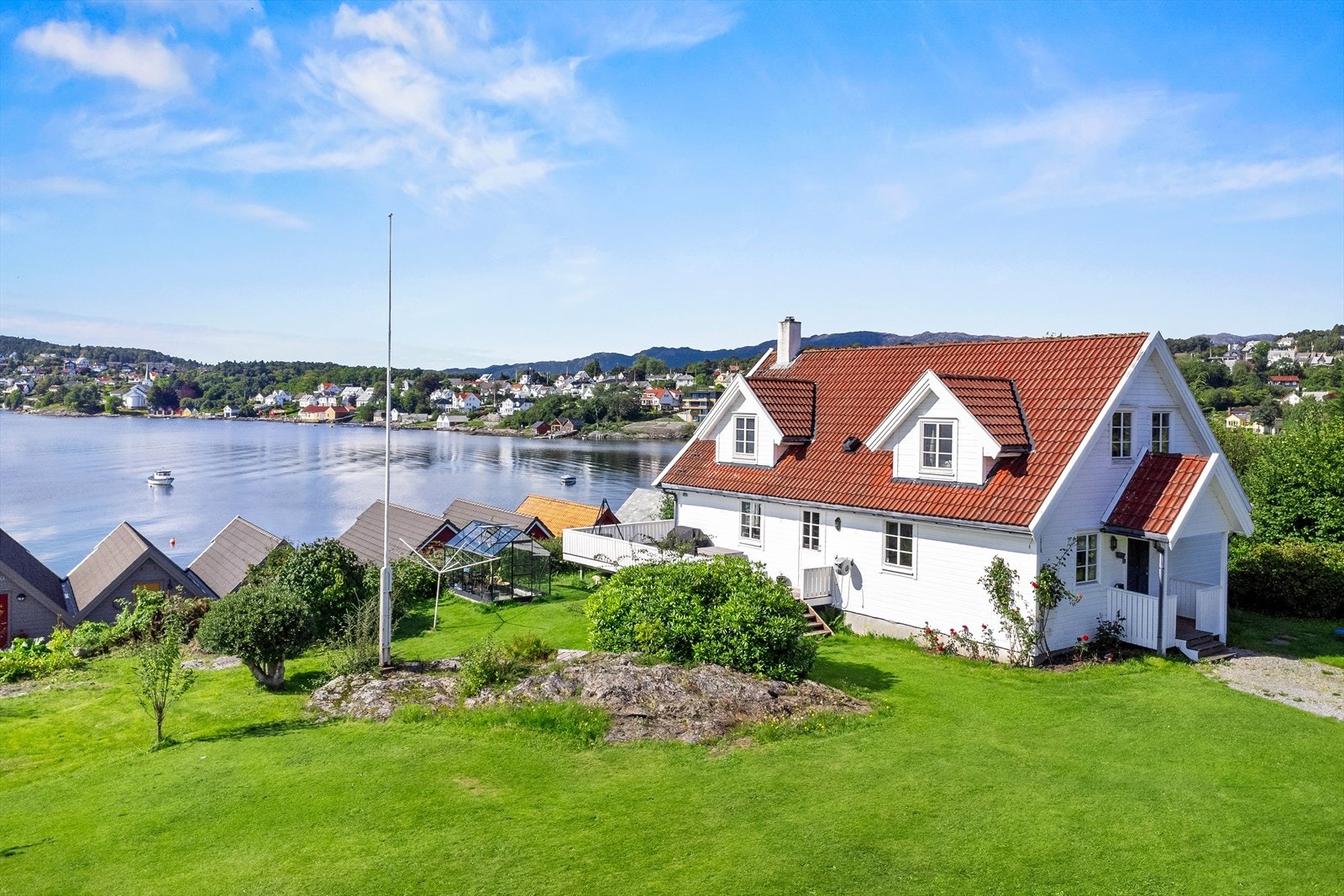 Velkommen til Valevegen 61B- presentert av Ove Sagenes for Eiendomsmegler Vest! Galleribilde