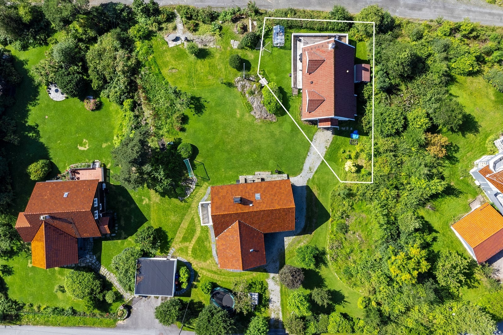 Tomten er på 529 m² og er pent opparbeidet med grønne gressplener, busker, trær og beplanting. Galleribilde