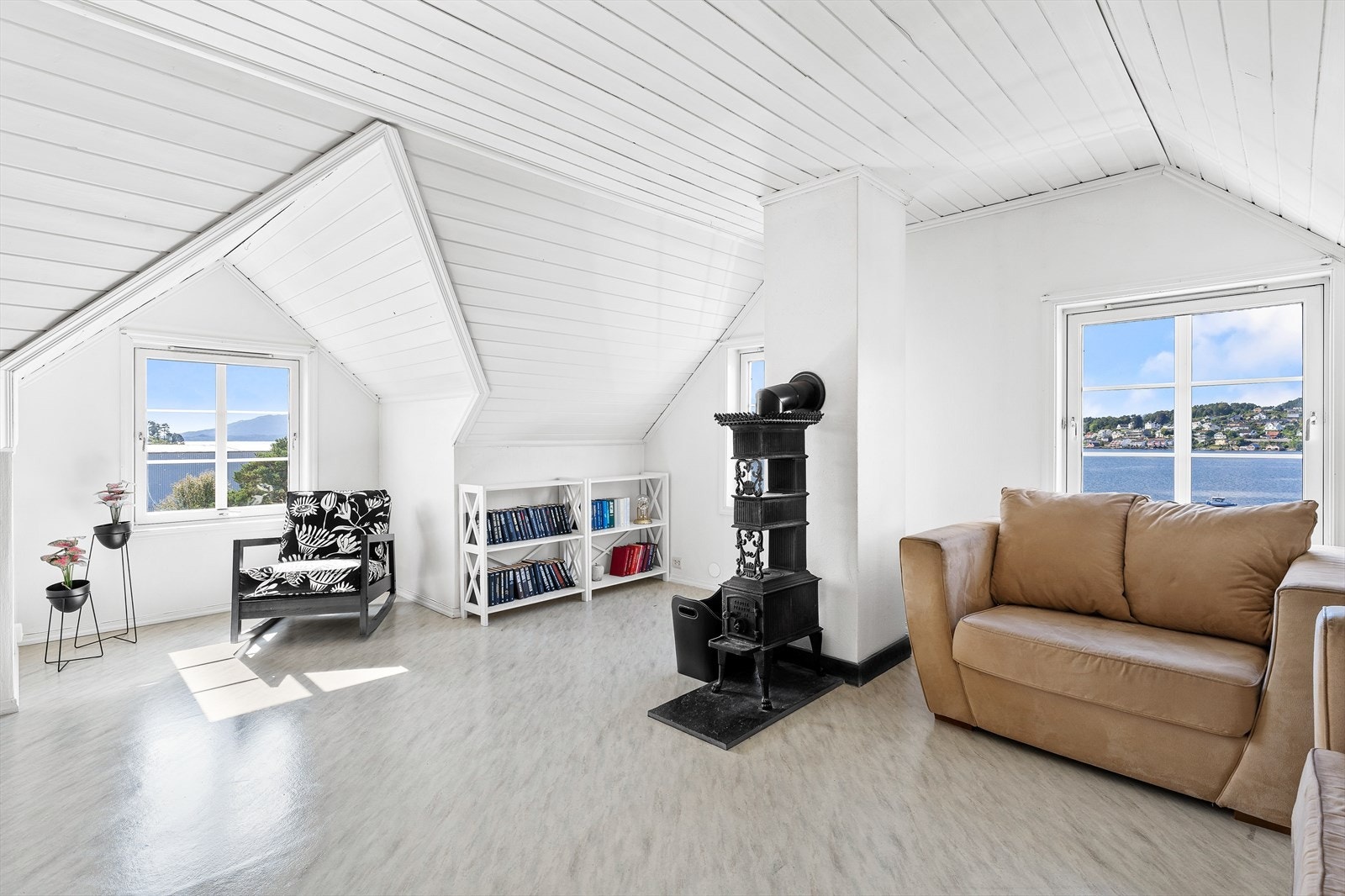 Lys og delikat loftstue med god plass til det man skulle ønske. Galleribilde