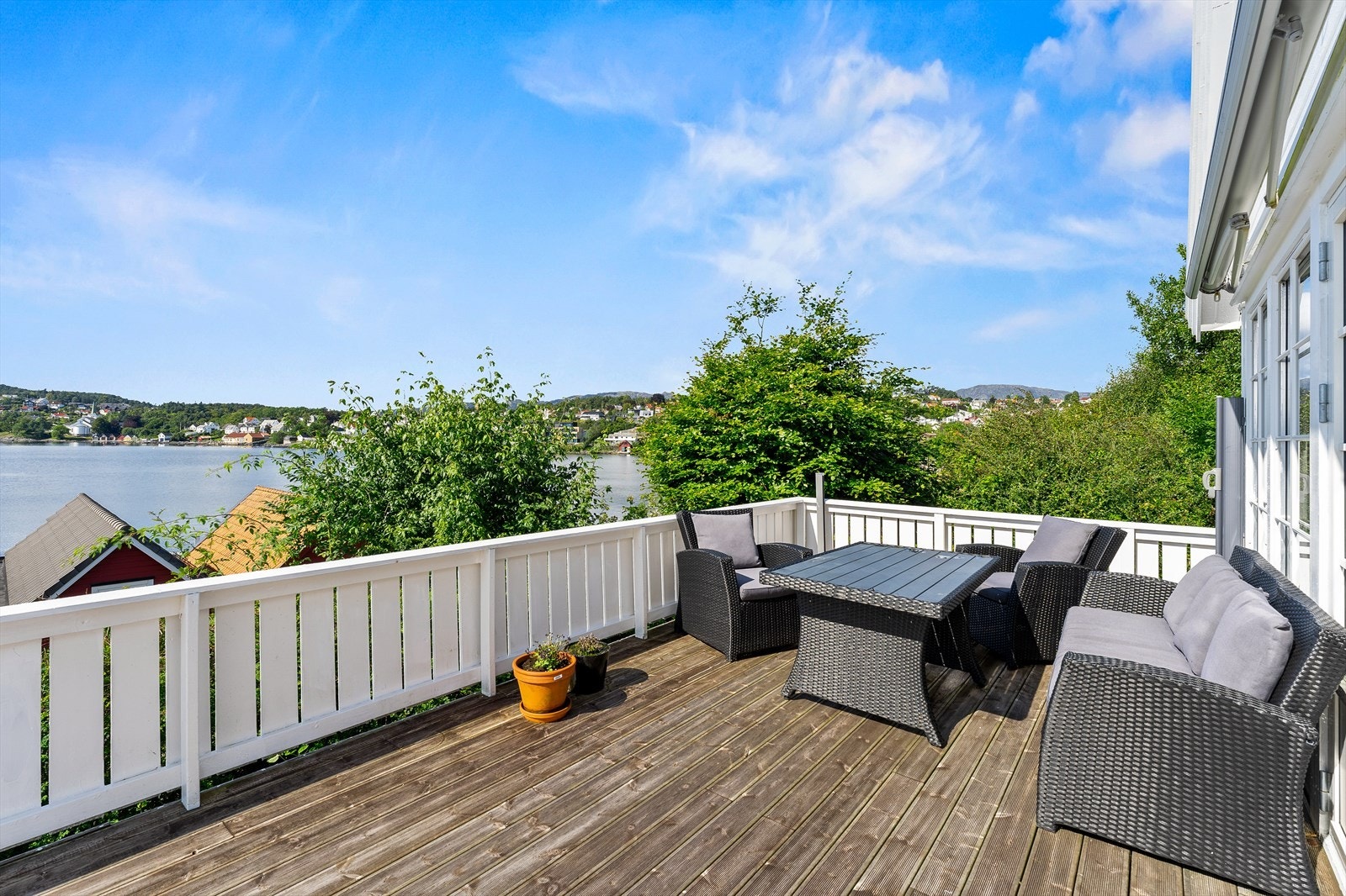 Vestvendt terrasse med gode solforhold og ingen innsyn. Galleribilde