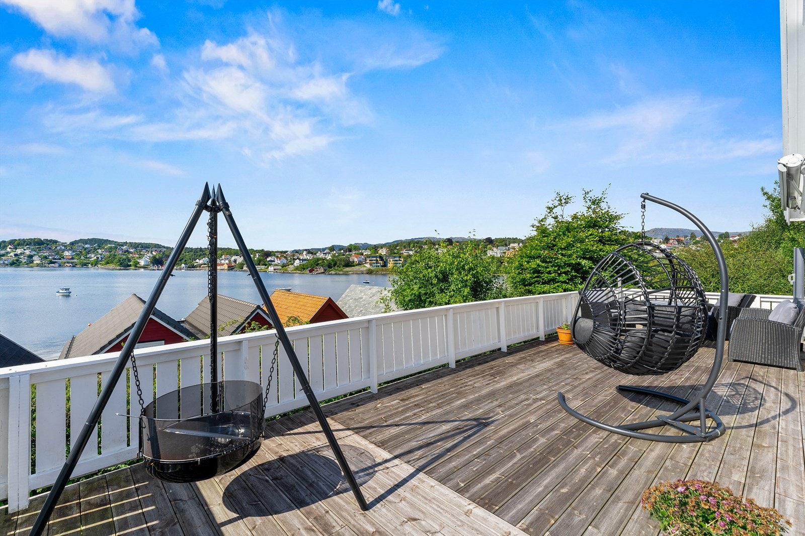 Pent opparbeidet terrasse med god plass til hagemøbler. Galleribilde