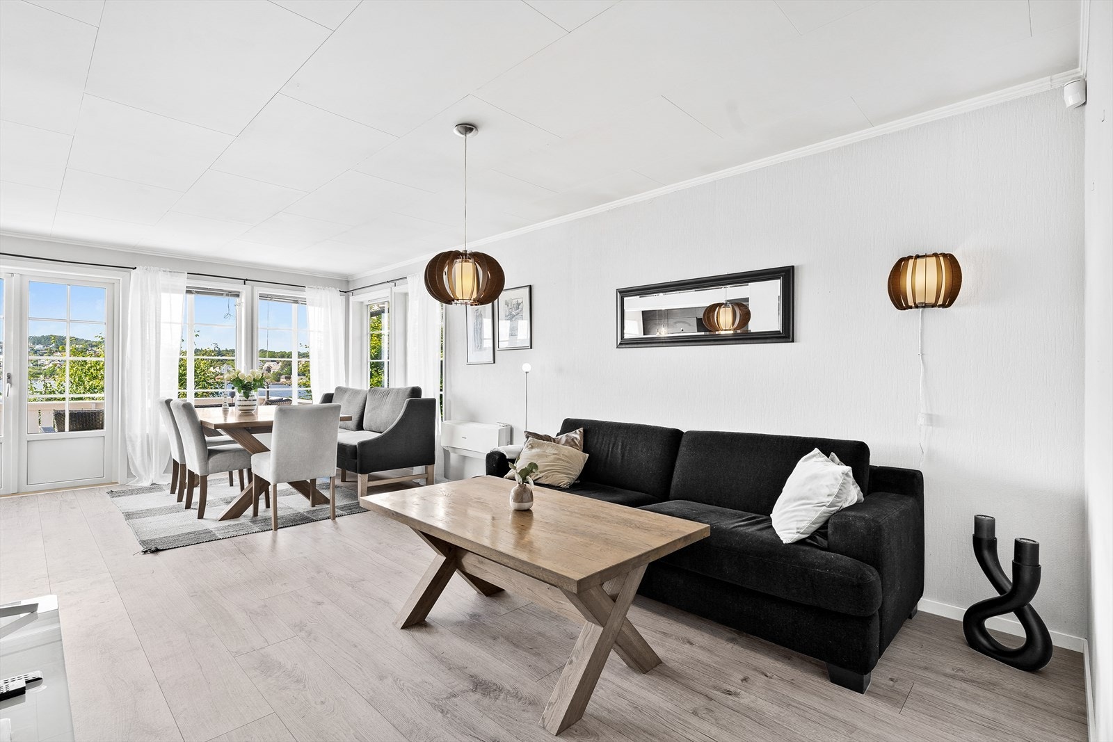 Rommets utforming gjør det enkelt å møblere, med god plass til stor sofa- og spisegruppe. Galleribilde