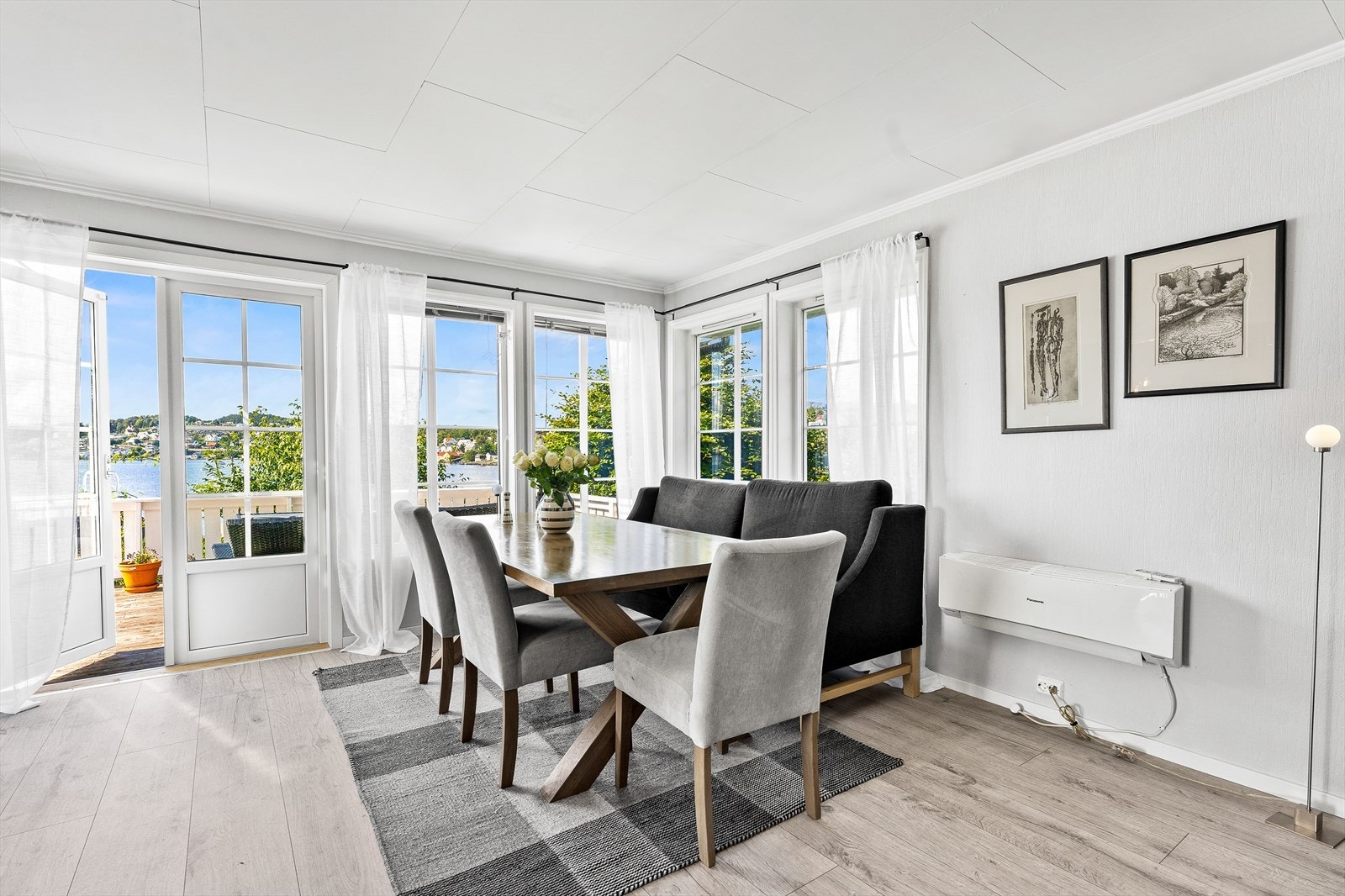 Her er det også varme i gulv og gjennomgående laminat med lysmalte, slette himlings- og veggflater. Galleribilde