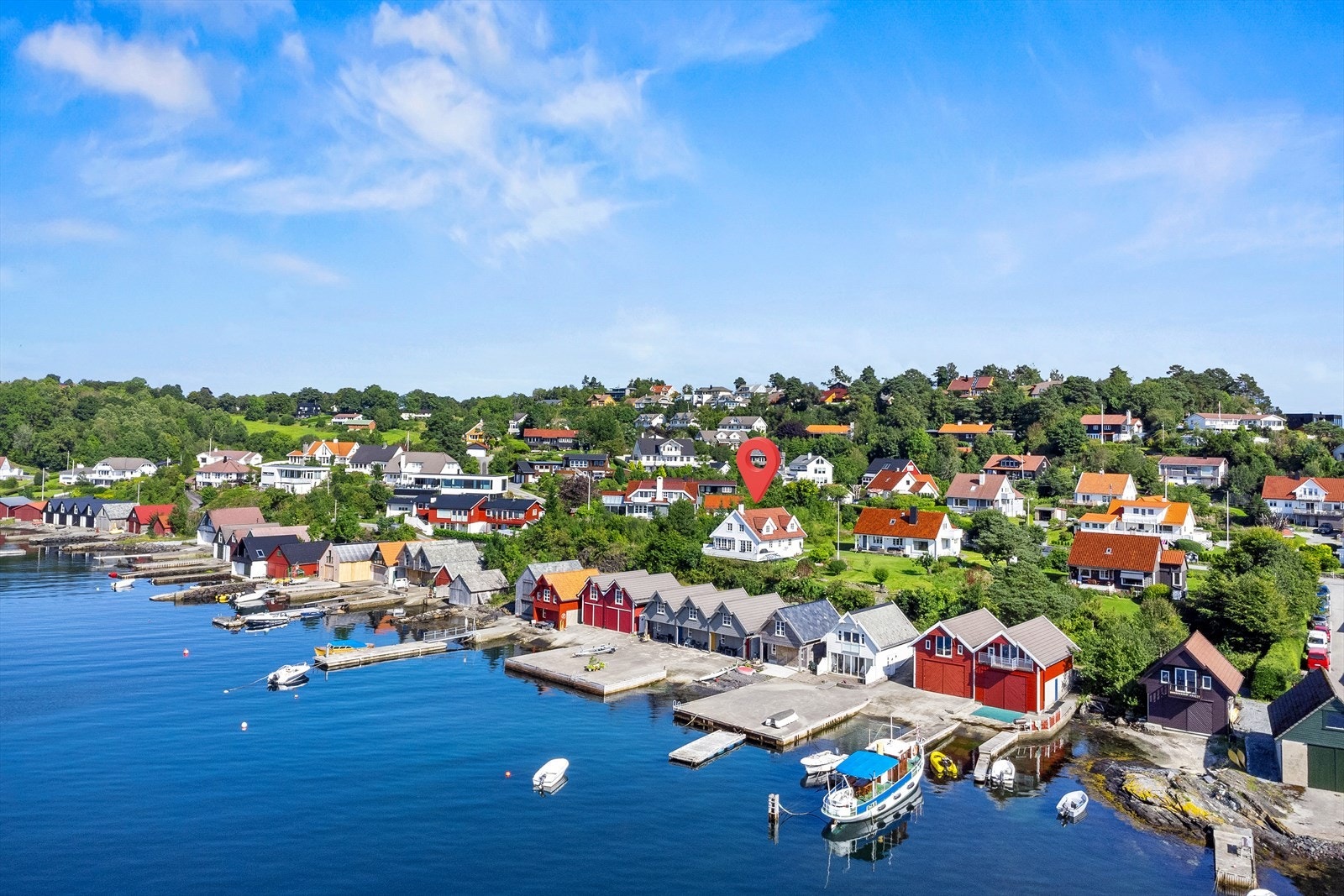 Fra eiendommen er det flott utsikt mot sjø, samt meget gode solforhold. Galleribilde