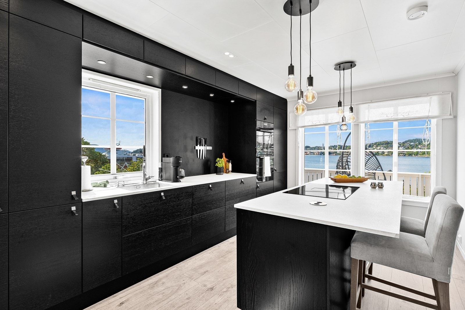 Kjøkkenet er ellers velutrustet og har integrerte hvitevarer som komfyr, induksjonstopp, oppvaskmaskin, mikrobølgeovn og vinskap. Galleribilde