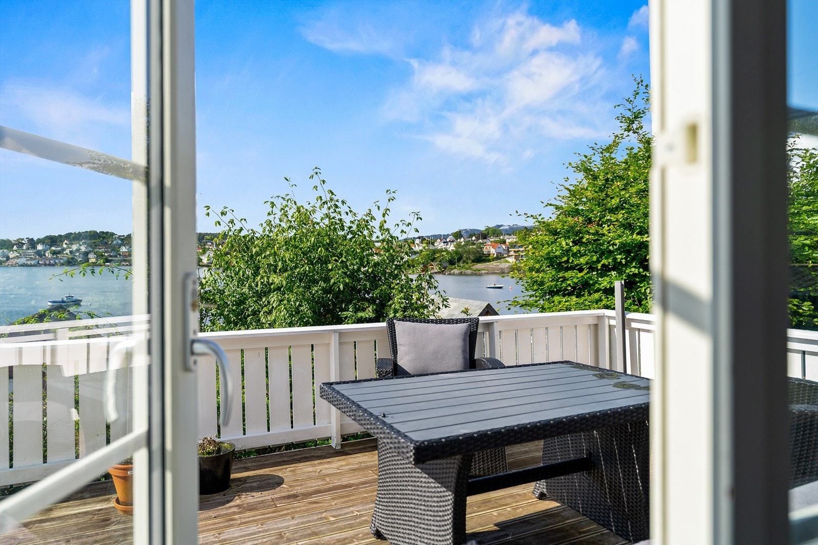 Fra stuen er det utgang til en herlig romslig terrasse. Galleribilde