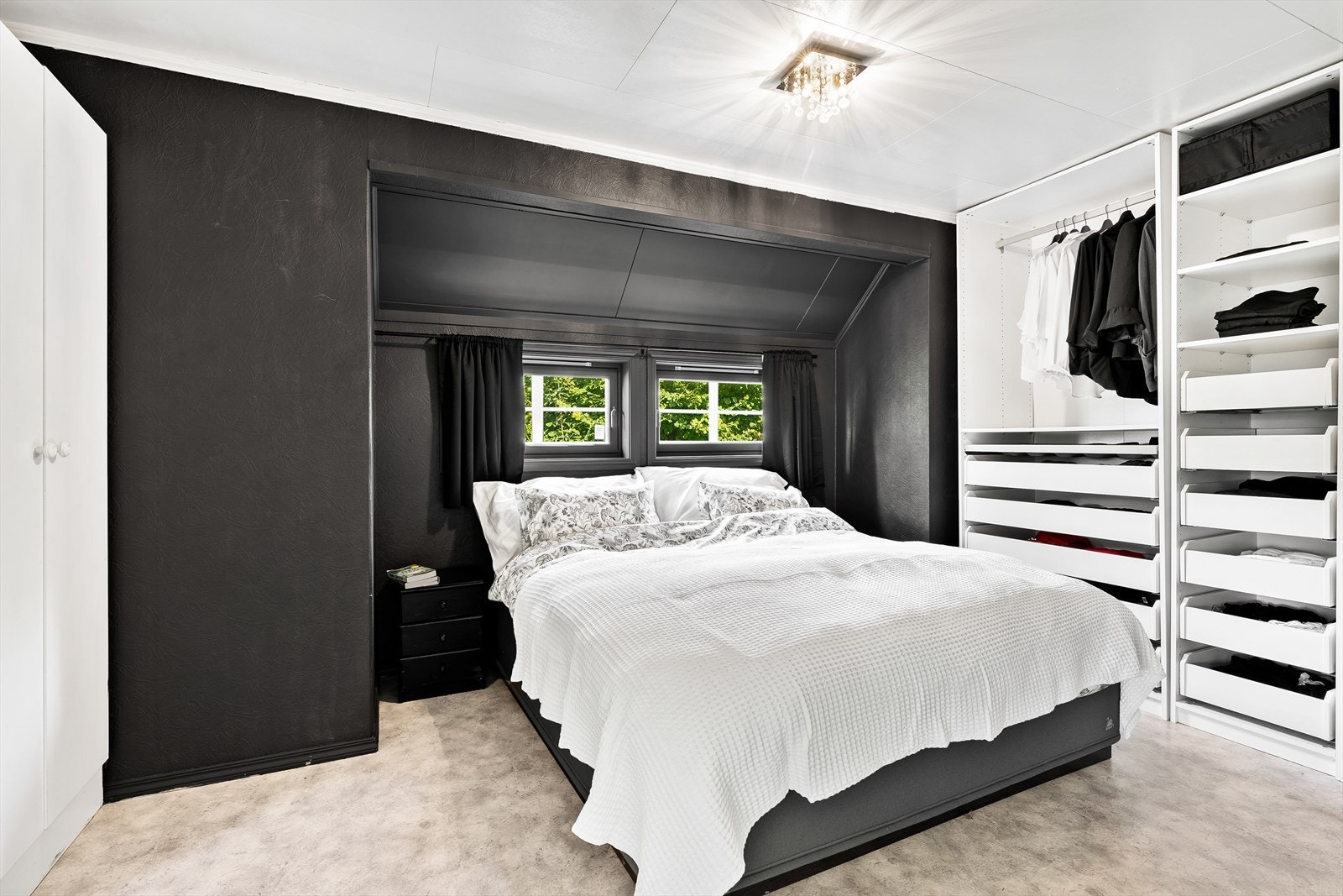 Hovedsoverommet har god plass til dobbeltseng, nattbord og garderobeskap. Galleribilde