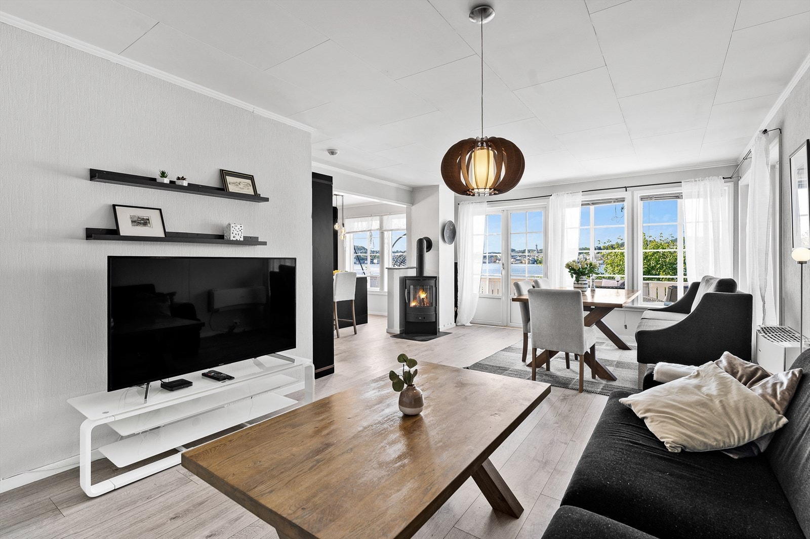 Stuen er lys og innbydende med store vindusflater som samlet gir et meget fint lysinnslipp. Galleribilde