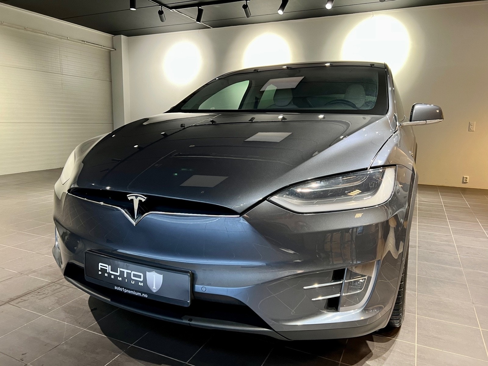 Tesla Model X 4