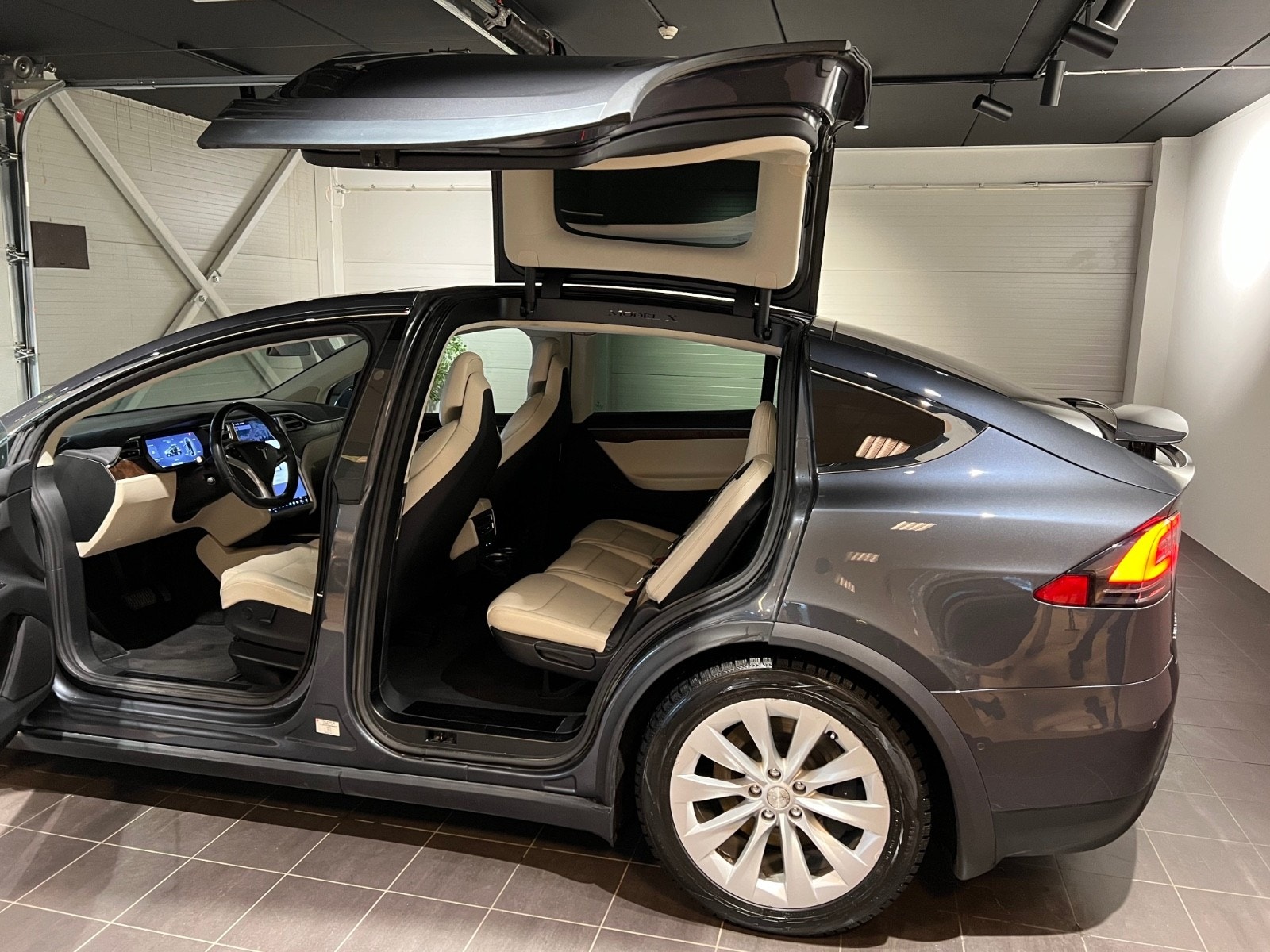 Tesla Model X 16
