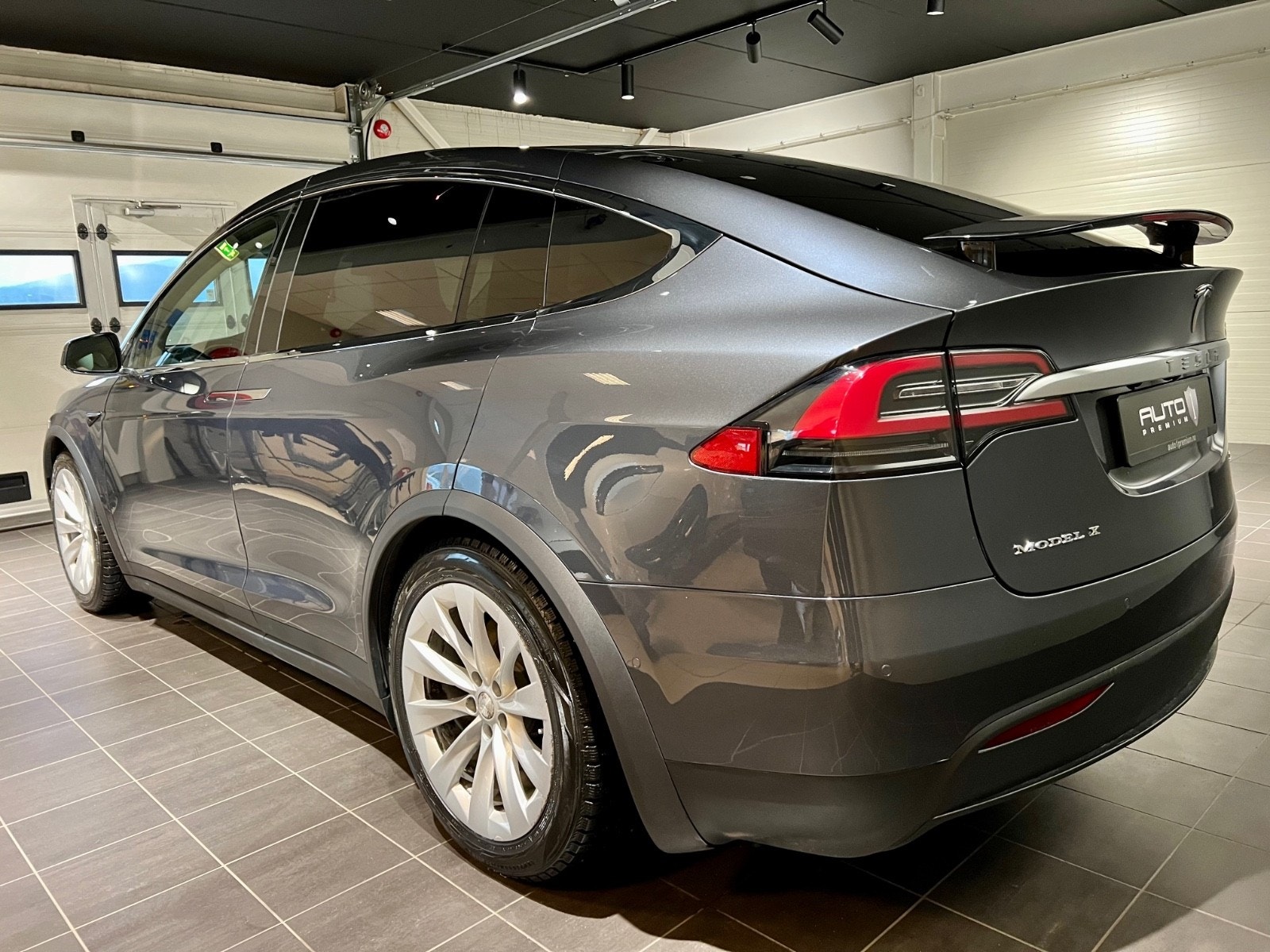 Tesla Model X 13