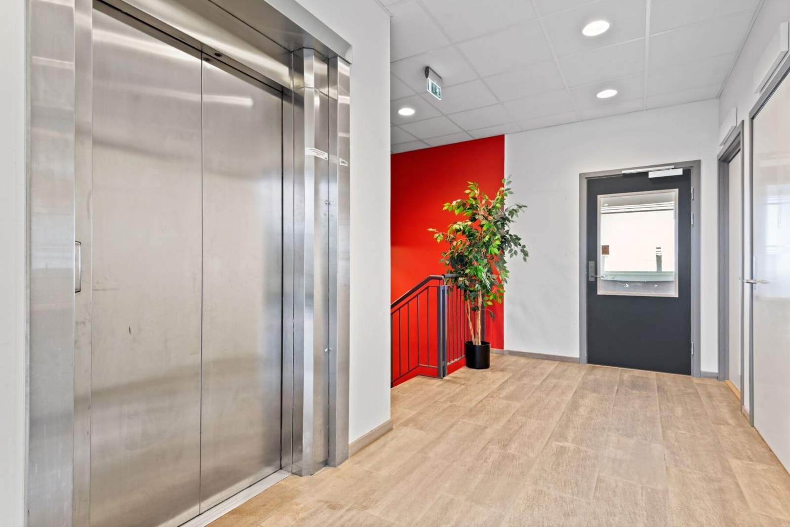 Trappeoppgang med heis Galleribilde