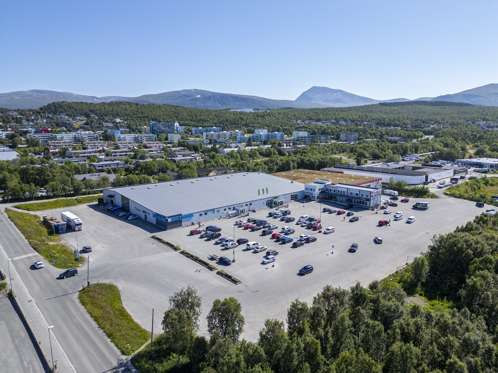 Flat tomt med svært mye parkering Galleribilde