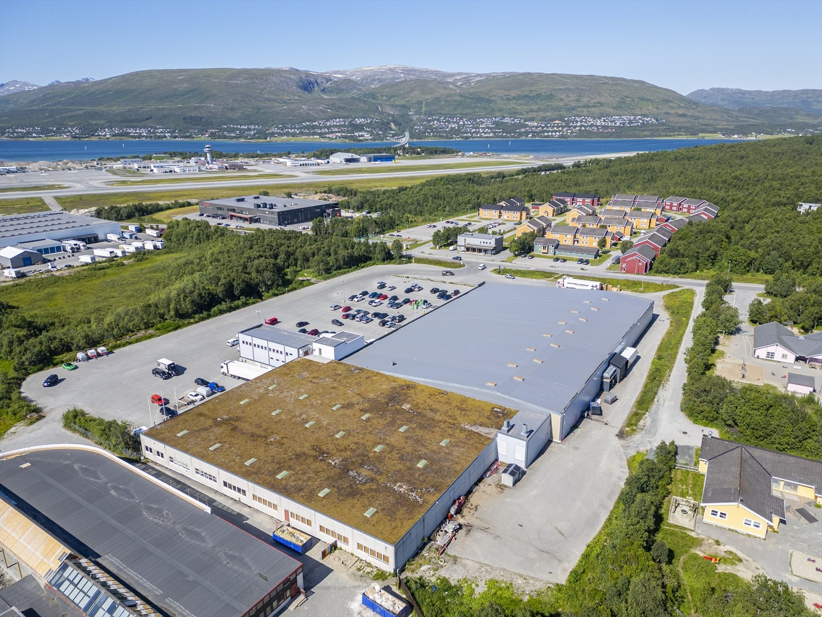 Flyplassen rett ved bygget Galleribilde