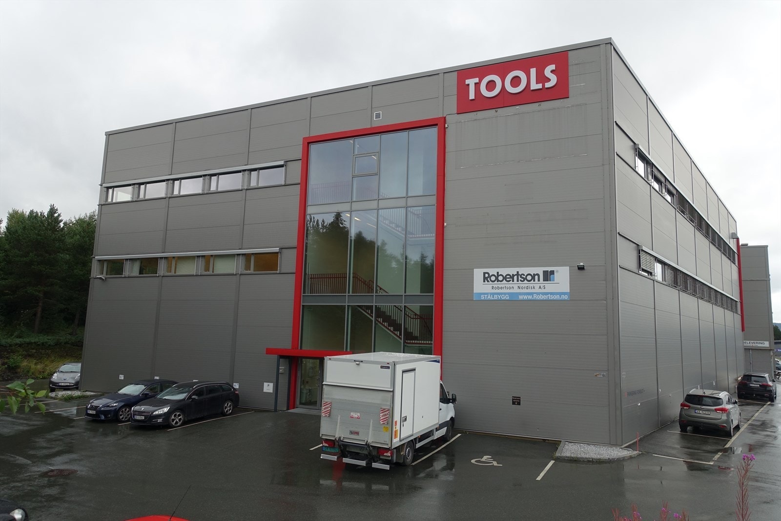 Fasade personalinngang med heis mot rundkjøringen syd. Galleribilde