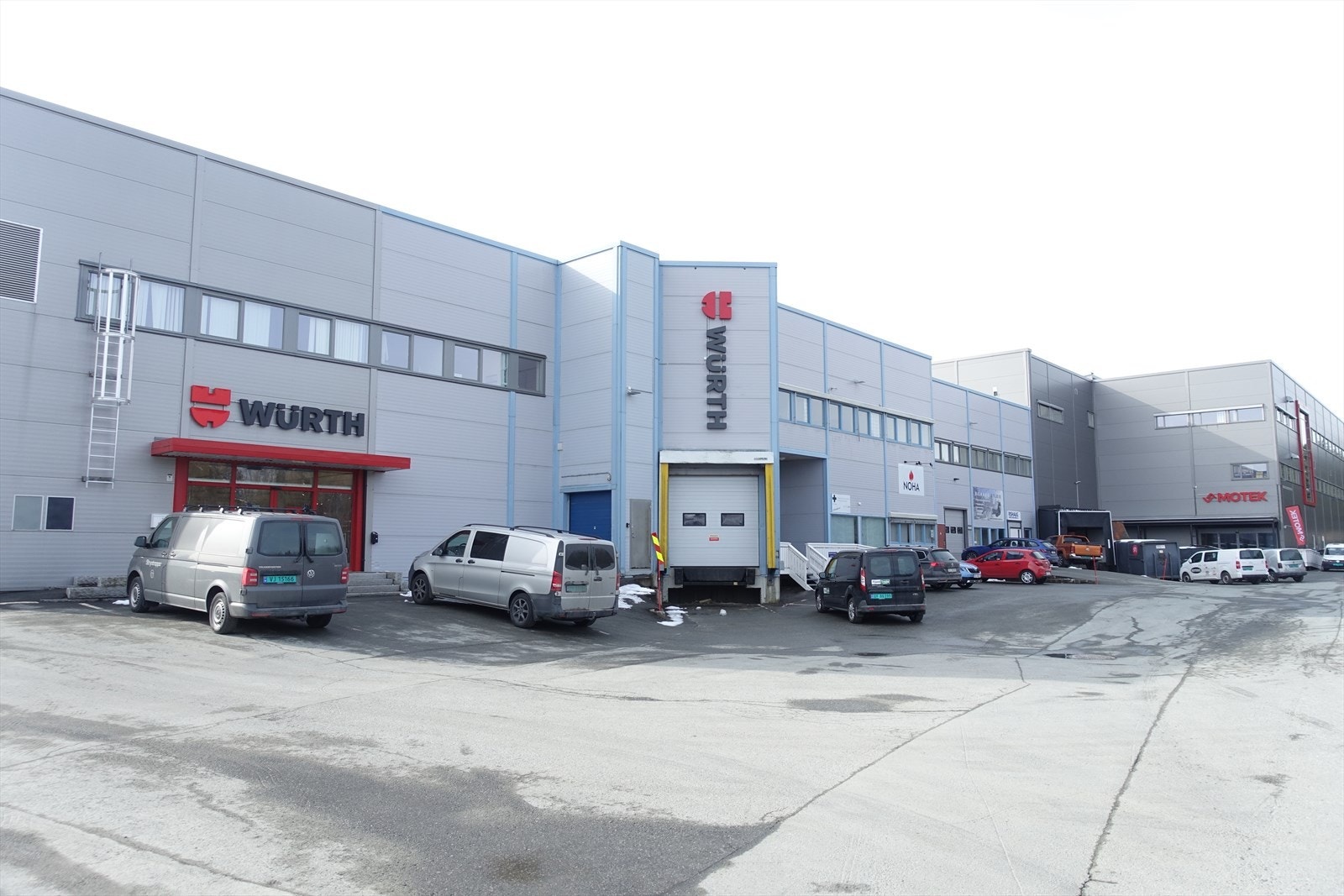 Fasade fra innkjøring. Lasterampe med innvendig lager for ut og innlasting Galleribilde