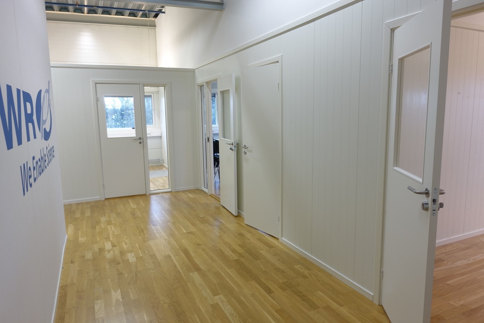 Gangareal med 2 cellekontor og åpent hjørnerom midt på Galleribilde