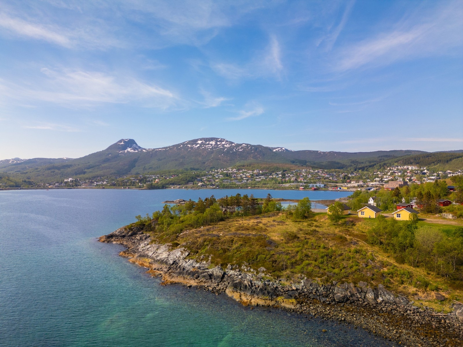Det er gangavstand til skole, barnehage, kjøpesenter, idrettsanlegg og populære turområder. En av områdets mest populære badestrender ligger et par hundre meter vestover Galleribilde