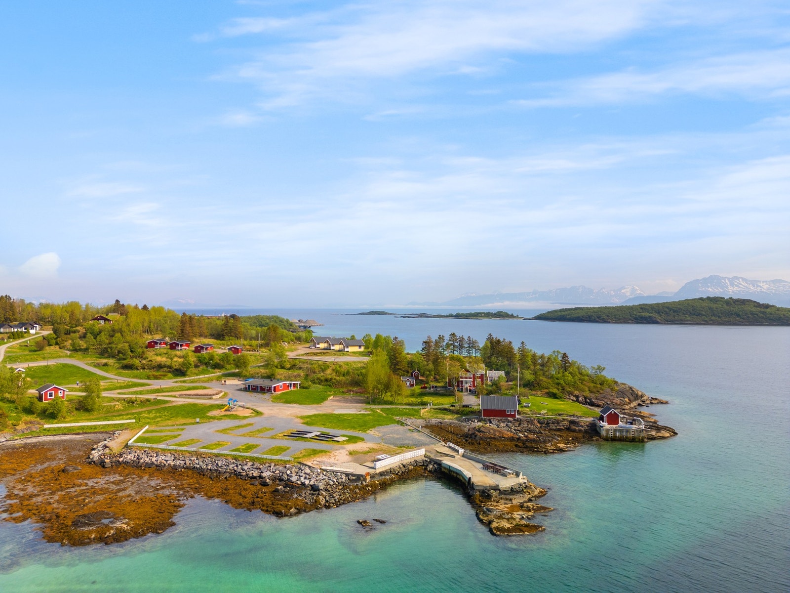 Det er en rekke plasser for campingvogner/bobil og teltcamping og et 50-talls strømpunkter på området tilpasset campingdrift Galleribilde