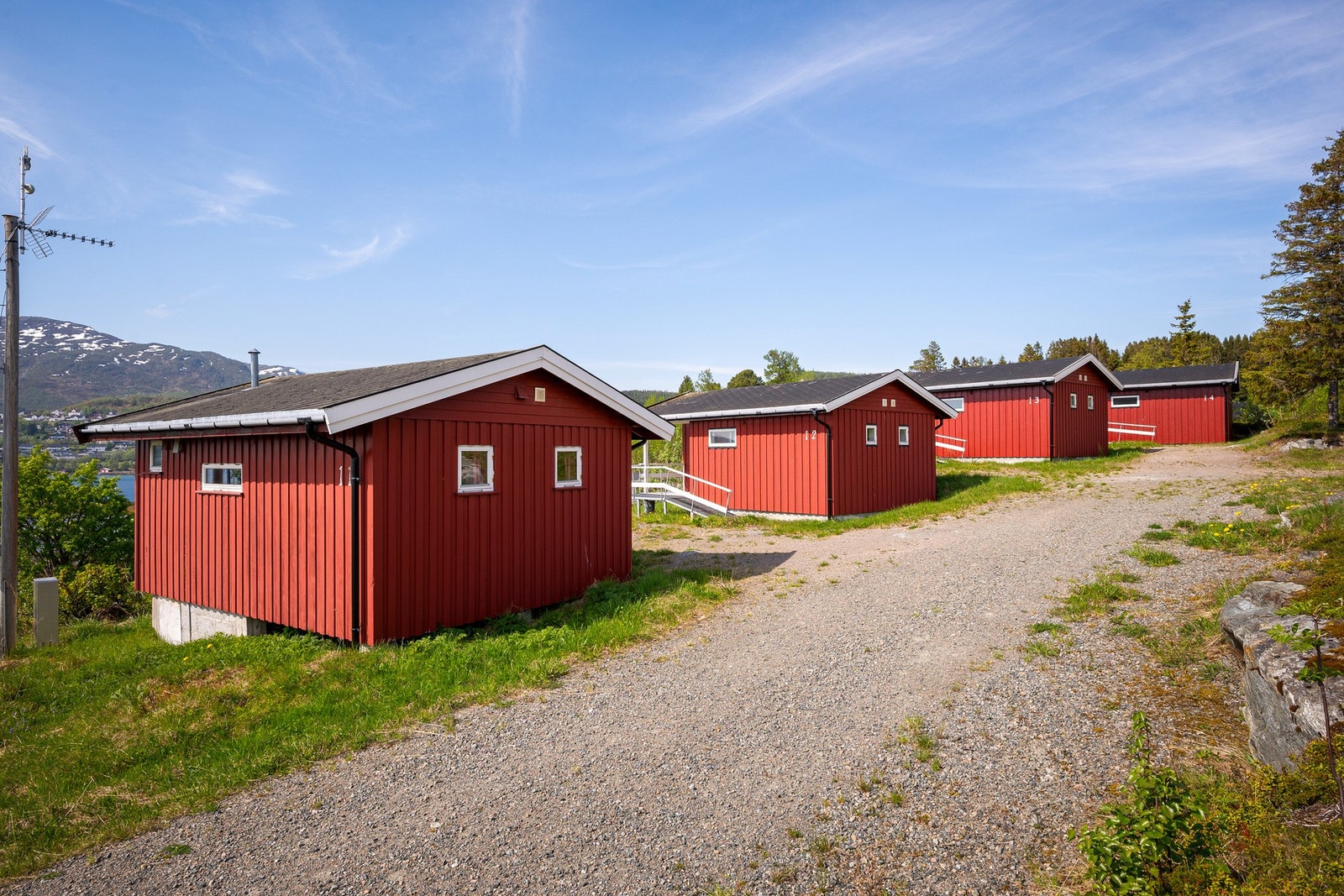 4 hytter fra 1980 tallet, disse er eldre umoderne bygninger Galleribilde