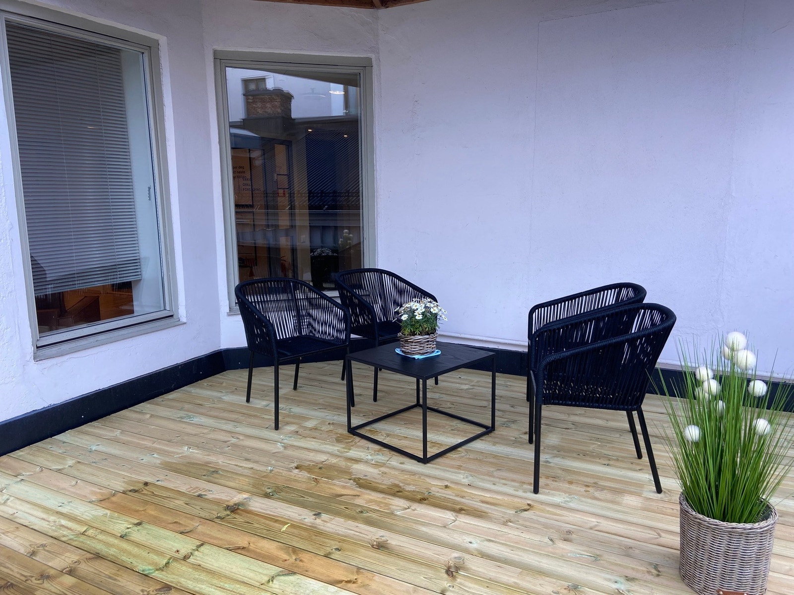 Fin terrasse hvor lunsjen kan nytes på solskinnsdager Galleribilde