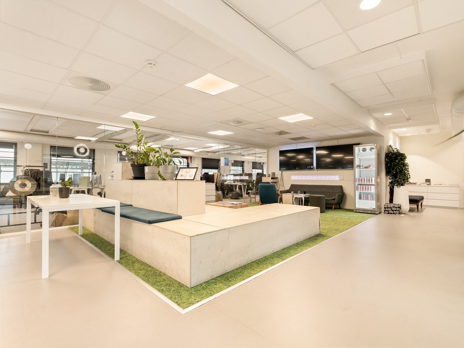 Bilder fra areal på 637 kvm BTA i 4. etasje. Stort åpent fellesareal og plass til bespisning. Galleribilde